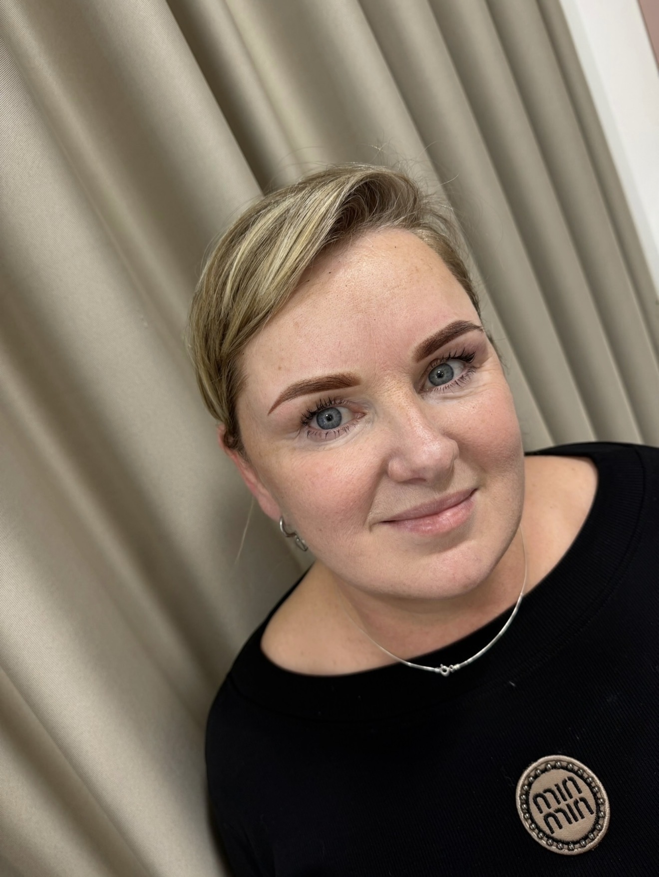 Klientka — permanentný make-up